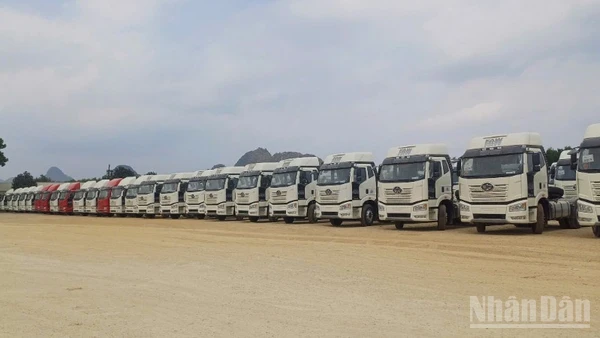 Ô-tô nhập khẩu qua Cửa khẩu quốc tế Tà Lùng, xã Phục Hòa, tỉnh Cao Bằng.