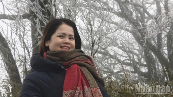 Du khách lưu lại những khoảnh khắc đẹp trên đỉnh Phja Oắc, xã Thành Công, tỉnh Cao Bằng.