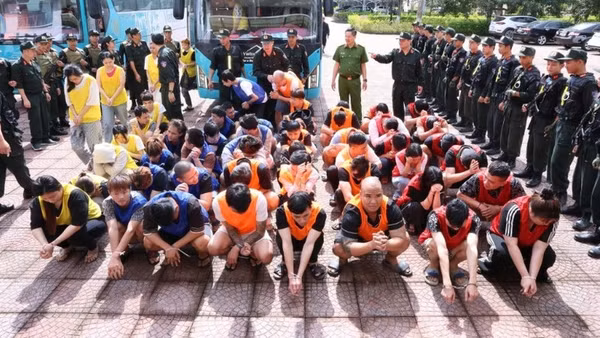 Công an tỉnh Lai Châu bắt giữ các đối tượng lừa đảo. Ảnh: Công an tỉnh Lai Châu