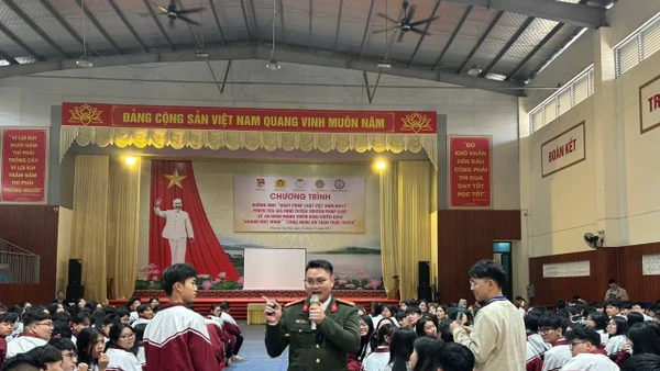 Tuyên truyền phổ biến pháp luật trong học sinh, sinh viên. Ảnh: Công an tỉnh Lào Cai