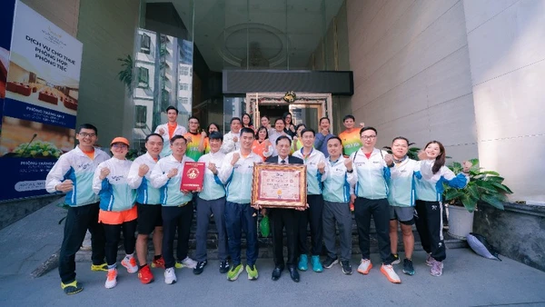 Cán bộ, giảng viên trường Cao đẳng FPT Polytechnic được Tổ chức Kỷ lục Việt Nam vinh danh “Trường cao đẳng có cán bộ giảng viên, sinh viên tham gia cự ly marathon 42km trong cùng một giải chạy nhiều nhất Việt Nam".