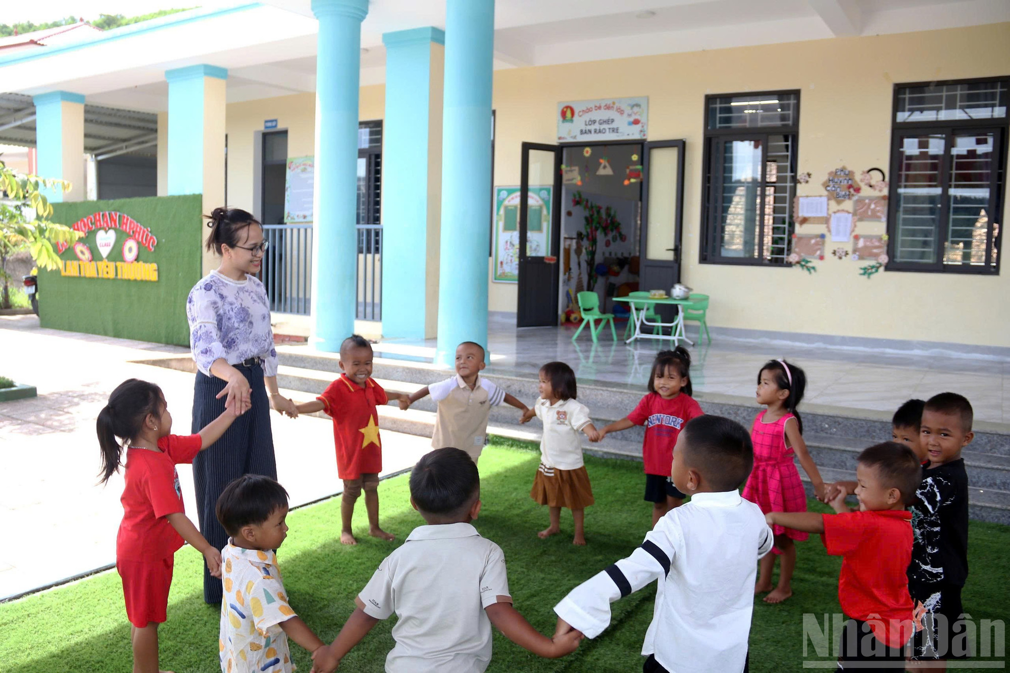 Trẻ con người Chứt hào hứng đến trường. ndo_br_chut-4.jpg