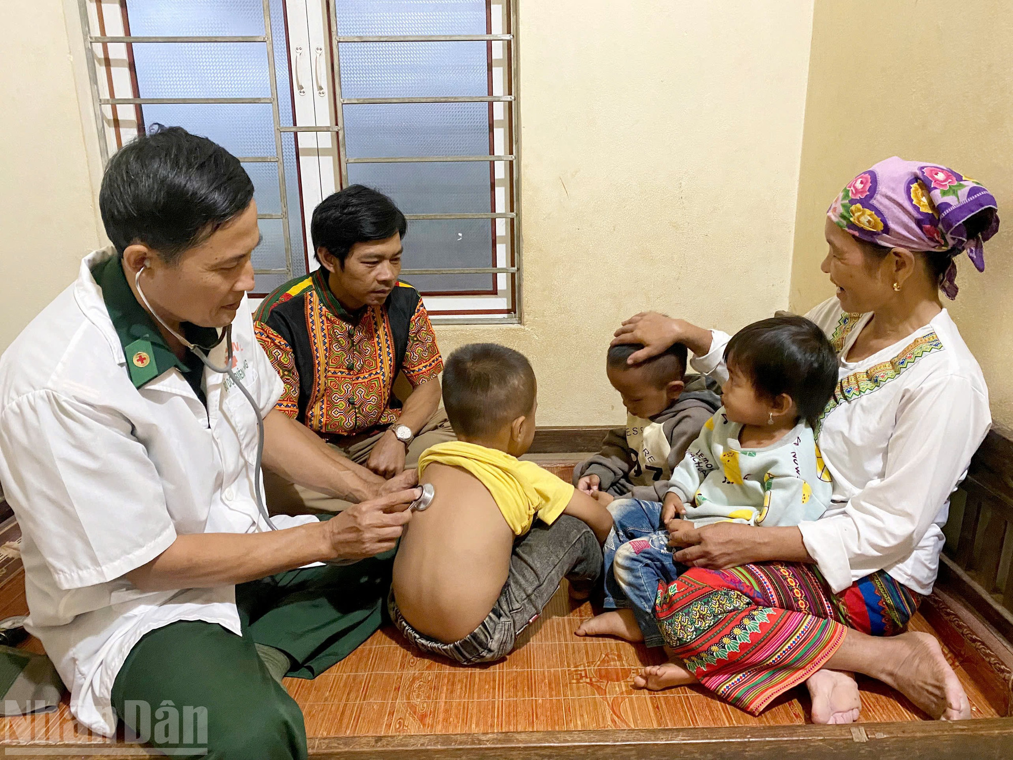 Bộ đội Biên phòng Hà Tĩnh chăm lo toàn diện đời sống cho các hộ dân người Chứt ở Rào Tre. ndo_bl_chut-5.jpg