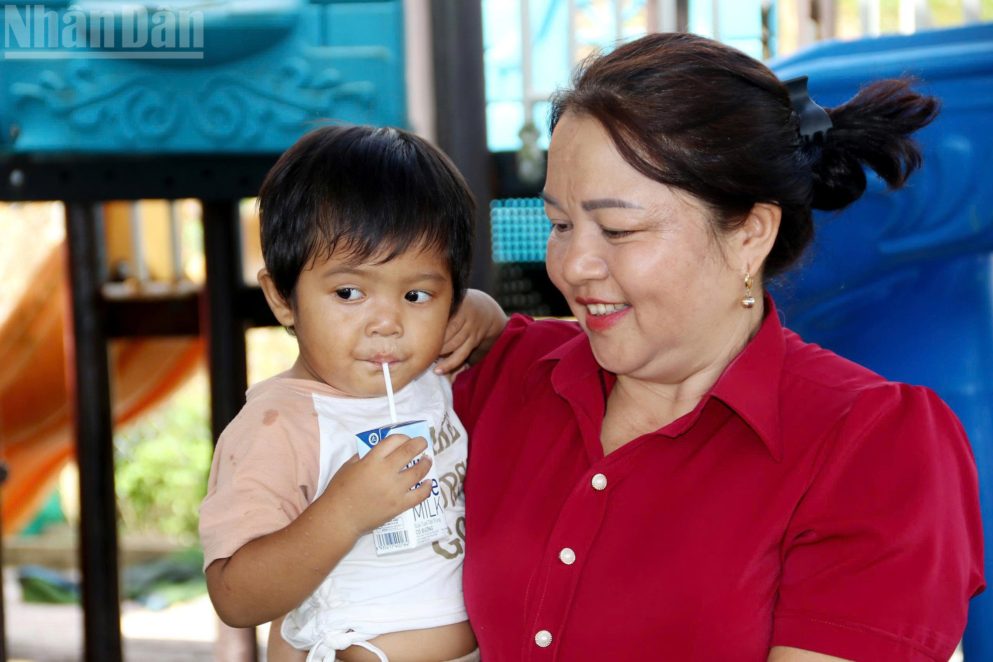 Cô Hoàng Thị Hương với gần 30 năm kinh nghiệm trong ngành giáo dục và 24 năm gắn bó tại điểm trường bản Rào Tre. ndo_tl_chut-6.jpg