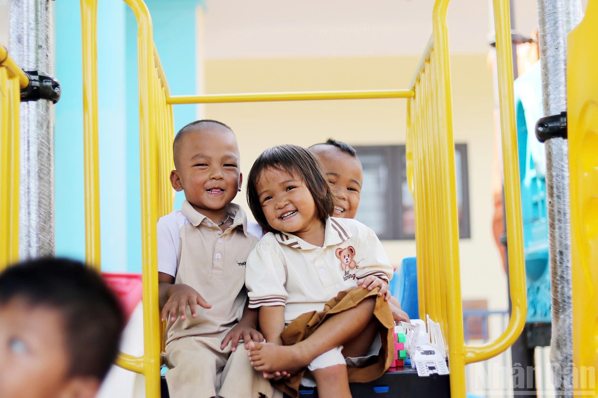 Chủ nhân tương lai của bản Rào Tre được cấp ủy, chính quyền địa phương chăm sóc toàn diện. ndo_br_chu-2.jpg