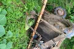 Hiện trường lật máy cày khiến thanh niên làm thuê thiệt mạng.