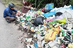 Cơ quan chức năng kiển tra hiện trường khu vực hàng trăm lọ mỹ phẩm bị vứt bỏ bên đường ở Đà Lạt.