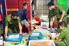 Lực lượng chức năng phát hiện và thu giữ nhiều thực phẩm đông lạnh không có nguồn gốc xuất xứ.