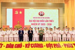 Lãnh đạo Bộ Công an, lãnh đạo tỉnh Lâm Đồng chụp ảnh lưu niệm cùng Ban Chấp hành Đảng bộ Công an tỉnh Lâm Đồng nhiệm kỳ 2025-2030.