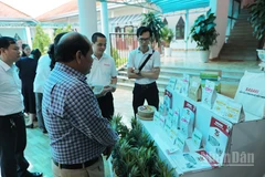 Đại biểu tham quan gian hàng trưng bày các sản phẩm nông nghiệp đặc trưng của huyện Đam Rông bên lề hội thảo.