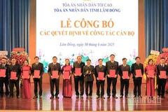 Đồng chí Nguyễn Văn Thanh, Chánh án Tòa án nhân dân tỉnh Lâm Đồng trao các quyết định về công tác cán bộ.