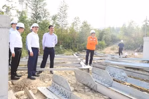 Tổng Giám đốc EVNNPC Nguyễn Đức Thiện kiểm tra tại hiện trường dự án Xuất tuyến 110kV sau TBA 220kV Bá Thiện (Phú Thọ). 