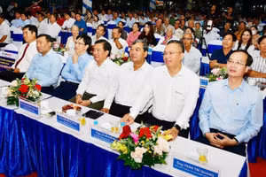 Lãnh đạo Ủy ban nhân dân Phường Duyên Hải, tỉnh Vĩnh Long và Công ty Nhiệt điện Duyên Hải trao học bổng cho đại diện học sinh-sinh viên vượt khó học giỏi trên địa bàn. 