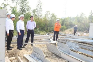 Tổng Giám đốc EVNNPC Nguyễn Đức Thiện kiểm tra tại hiện trường dự án Xuất tuyến 110kV sau TBA 220kV Bá Thiện (Phú Thọ). 