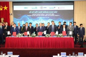 Toàn cảnh lễ ký kết.