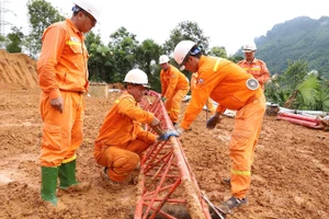 Các lực lượng, đơn vị đang tập trung hỗ trợ để sớm đưa Đường dây 500kV Lào Cai-Vĩnh Yên về đích. (Ảnh: EVN)