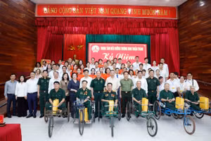 Tổng Bí thư, Chủ tịch nước Tô Lâm và đại biểu với các cán bộ và thương binh, bệnh binh tại Trung tâm Điều dưỡng thương binh Thuận Thành. (Ảnh: Thống Nhất/TTXVN)