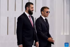 Tổng thống Pháp Emmanuel Macron (bên phải) và Tổng thống lâm thời Syria Ahmed al-Sharaa trước cuộc gặp tại Cung điện Nhân Dân ở Syria. (Ảnh: TÂN HOA XÃ)