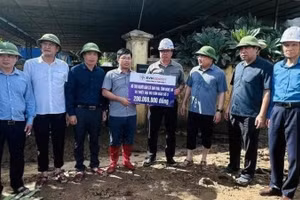 Đại diện lãnh đạo EVNGENCO1 trao quà hỗ trợ người dân các xã chịu ảnh hưởng mưa lũ tại xã Tam Thái, tỉnh Nghệ An. (Ảnh: EVNGENCO1)