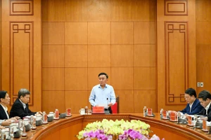 Thường trực Ban Bí thư Trần Cẩm Tú chủ trì cuộc họp Ban Chỉ đạo xây dựng Đề án Tổng kết 20 năm thực hiện Nghị quyết Trung ương 3, khóa X. (Ảnh: DUY LINH) 