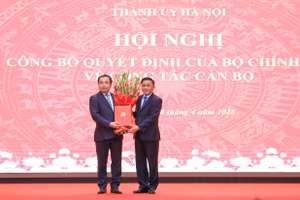 Thường trực Ban Bí thư Trần Cẩm Tú trao Quyết định của Bộ Chính trị phân công, chỉ định đồng chí Trần Đức Thắng giữ chức Bí thư Thành ủy Hà Nội nhiệm kỳ 2025-2030. (Ảnh: DUY LINH)