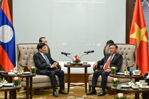 Thường trực Ban Bí thư Trần Cẩm Tú và Tổng Bí thư, Chủ tịch nước Lào Thongloun Sisoulith. (Ảnh: DUY LINH)