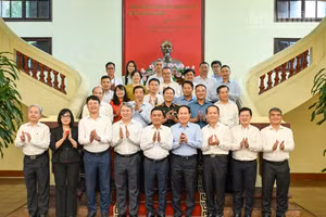 Thường trực Ban Bí thư Trần Cẩm Tú với lãnh đạo Bộ Tư pháp và các đại biểu. (Ảnh: DUY LINH)