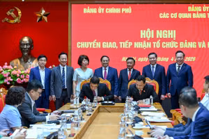 Lễ ký biên bản bàn giao danh sách tổ chức đảng, đảng viên giữa Đảng ủy Chính phủ và Đảng ủy các cơ quan Đảng Trung ương. (Ảnh DUY LINH)