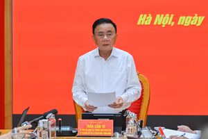 Thường trực Ban Bí thư Trần Cẩm Tú, Bí thư Đảng ủy các cơ quan Đảng Trung ương chủ trì hội nghị. (Ảnh: THỦY NGUYÊN)