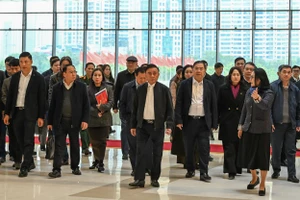 Thường trực Ban Bí thư Trần Cẩm Tú kiểm tra một số hạng mục cải tạo, sửa chữa, nâng cấp hệ thống trang thiết bị phục vụ Đại hội. (Ảnh: DUY LINH)