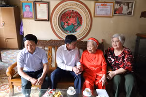 Thường trực Ban Bí thư Trần Cẩm Tú ân cần hỏi thăm sức khỏe cụ Vũ Thị Dần.