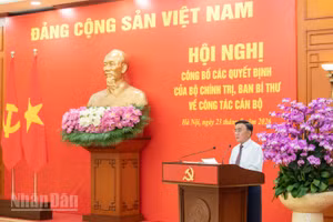 Đồng chí Trần Cẩm Tú, Ủy viên Bộ Chính trị, Thường trực Ban Bí thư dự và trao các quyết định về công tác cán bộ. (Ảnh: THẾ ĐẠI)