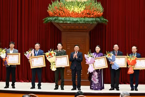 Thường trực Ban Bí thư Trần Cẩm Tú trao Huân chương Lao động hạng Nhất tặng các đơn vị có thành tích xuất sắc trong công tác tham mưu, tổ chức, phục vụ Đại hội XIV của Đảng. (Ảnh: DUY LINH)