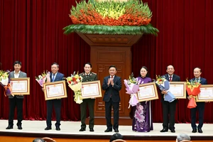 Thường trực Ban Bí thư Trần Cẩm Tú trao Huân chương Lao động hạng Nhất tặng các đơn vị có thành tích xuất sắc trong công tác tham mưu, tổ chức, phục vụ Đại hội XIV của Đảng. (Ảnh: DUY LINH)
