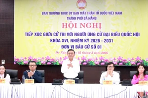 Đồng chí Trần Cẩm Tú, Ủy viên Bộ Chính trị, Thường trực Ban Bí thư, Bí thư Đảng ủy các cơ quan Đảng Trung ương và các ứng cử viên dự hội nghị tại điểm cầu Ủy ban nhân dân thành phố Đà Nẵng.