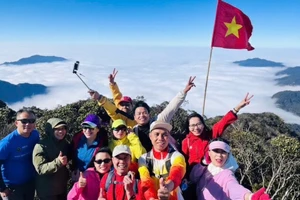 Tự hào Tổ quốc trên đỉnh Tây Côn Lĩnh.