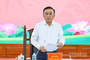 Thường trực Ban Bí thư Trần Cẩm Tú, Bí thư Đảng ủy các cơ quan Đảng Trung ương chủ trì làm việc với Ban Thường vụ Đảng ủy Tòa án nhân dân tối cao. (Ảnh: DUY LINH)