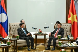 Thường trực Ban Bí thư Trần Cẩm Tú và Tổng Bí thư, Chủ tịch nước Lào Thongloun Sisoulith. (Ảnh: DUY LINH)