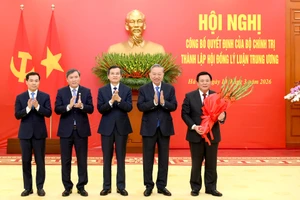 Tổng Bí thư Tô Lâm trao Quyết định của Bộ Chính trị thành lập Hội đồng Lý luận Trung ương nhiệm kỳ 2026-2031. (Ảnh: ĐĂNG KHOA)