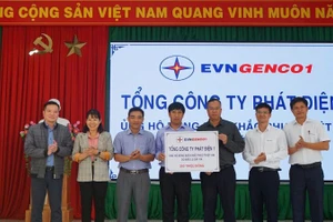 Đồng chí Lê Hải Đăng, Tổng giám đốc EVNGENCO1 đại diện trao tặng kinh phí ủng hộ tại xã Ninh Gia, tỉnh Lâm Đồng. 