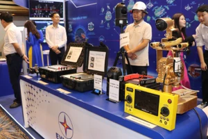 Các sản phẩm trưng bày của gian hàng EVNNPC tại Techshow 2025.