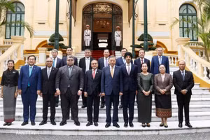Tổng Bí thư, Chủ tịch nước Tô Lâm và Đại sứ, Đại biện các nước ASEAN tại Hà Nội. (Ảnh: TTXVN)