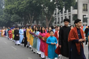 Các bạn trẻ mặc áo dài truyền thống trong chương trình "Tết Việt - Tết phố". (Ảnh: VGP)