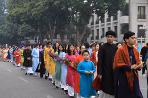 Các bạn trẻ mặc áo dài truyền thống trong chương trình "Tết Việt - Tết phố". (Ảnh: VGP)