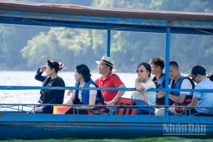 Du khách tham quan hồ Ba Bể.