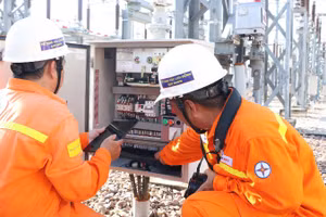 Nhân viên vận hành kiểm tra thiết bị tại Trạm biến áp 220kV Quy Nhơn.
