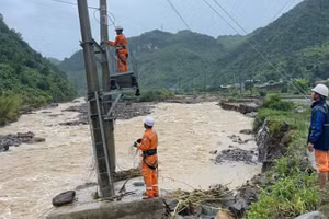 Sáng 6/7, nhân viên Công ty Điện lực Sơn La vẫn đang nỗ lực tiếp cận những vị trí rất khó khăn để khắc phục hệ thống lưới điện.