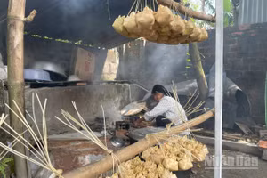 Bánh Kà Tum mang đậm dấu ấn văn hóa của người Khmer. (Ảnh: Hoàng Lê)