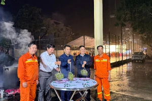 Ông Nguyễn Tuấn Tùng - Chủ tịch Hội đồng thành viên Tổng Công ty Truyền tải điện Quốc gia và ông Nguyễn Công Thắng - Giám đốc Công ty Truyền tải điện 3 chung vui gói bánh chưng đón Tết sớm cùng cán bộ công nhân viên tại Truyền tải điện Đắk Lắk.