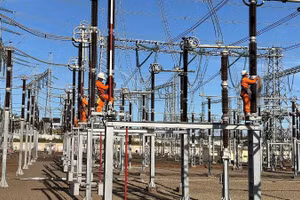 Nhân viên vệ sinh bảo dưỡng thiết bị tại Trạm biến áp 500kV Pleiku 2.